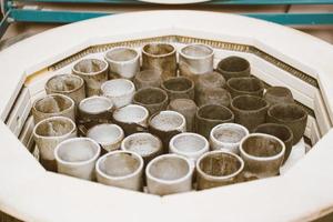 fabricación de productos cerámicos, pieza de trabajo. fondo con piezas de cerámica. horno de barro foto