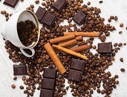 granos de café, canela y chocolate