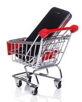 teléfono inteligente en carrito de compras foto