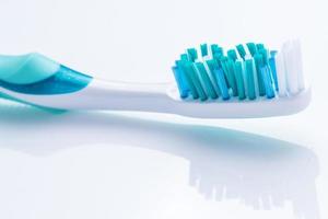 cepillo de dientes sobre superficie blanca foto