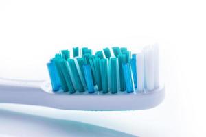 cepillo de dientes sobre superficie blanca foto