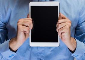 hombre de camisa azul con tablet pc blanco foto