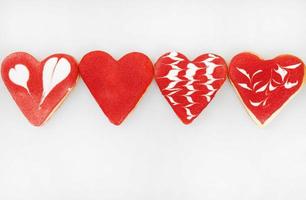 galletas del día de san valentín. galletas en forma de corazón para el día de san valentín. galletas en forma de corazón rojo y rosa. patrón romántico sin costuras con corazones de galletas. foto