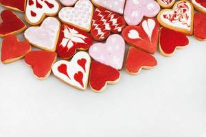 galletas del día de san valentín. galletas en forma de corazón para el día de san valentín. galletas en forma de corazón rojo y rosa. patrón romántico sin costuras con corazones de galletas. foto