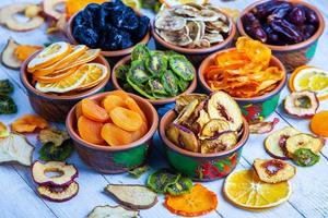 mezcla de frutas secas variadas orgánicas y saludables de cerca. bocadillos de frutas secas. manzanas secas, mango, feijoa, albaricoques secos, vista superior de ciruelas pasas foto