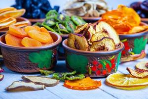 mezcla de frutas secas variadas orgánicas y saludables de cerca. bocadillos de frutas secas. manzanas secas, mango, feijoa, albaricoques secos, vista superior de ciruelas pasas foto