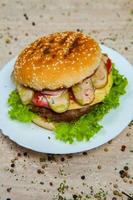 vista superior hamburguesa en el fondo de madera. hamburguesa, hamburguesa casera con verduras frescas. hamburguesa de ternera. foto
