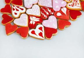 galletas del día de san valentín. galletas en forma de corazón para el día de san valentín. galletas en forma de corazón rojo y rosa. patrón romántico sin costuras con corazones de galletas.