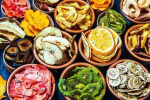 mezcla de frutas secas variadas orgánicas y saludables de cerca. bocadillos de frutas secas. manzanas secas, mango, feijoa, albaricoques secos, vista superior de ciruelas pasas foto