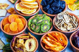 mezcla de frutas secas variadas orgánicas y saludables de cerca. bocadillos de frutas secas. manzanas secas, mango, feijoa, albaricoques secos, vista superior de ciruelas pasas foto