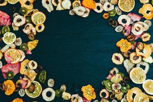 mezcla de frutas secas variadas orgánicas y saludables de cerca. bocadillos de frutas secas. manzanas secas, mango, feijoa, albaricoques secos, vista superior de ciruelas pasas foto