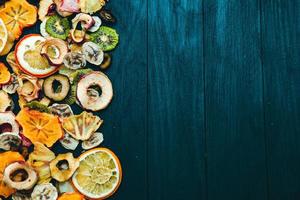 mezcla de frutas secas variadas orgánicas y saludables de cerca. bocadillos de frutas secas. manzanas secas, mango, feijoa, albaricoques secos, vista superior de ciruelas pasas foto