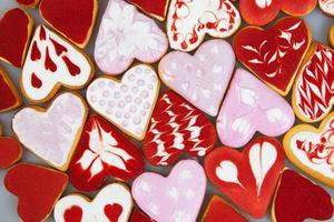 galletas del día de san valentín. galletas en forma de corazón para el día de san valentín. galletas en forma de corazón rojo y rosa. patrón romántico sin costuras con corazones de galletas. foto