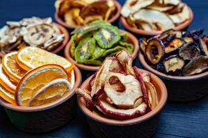 mezcla de frutas secas variadas orgánicas y saludables de cerca. bocadillos de frutas secas. manzanas secas, mango, feijoa, albaricoques secos, vista superior de ciruelas pasas foto