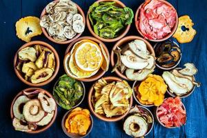 mezcla de frutas secas variadas orgánicas y saludables de cerca. bocadillos de frutas secas. manzanas secas, mango, feijoa, albaricoques secos, vista superior de ciruelas pasas foto