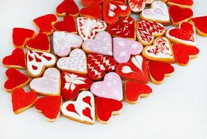 galletas del día de san valentín. galletas en forma de corazón para el día de san valentín. galletas en forma de corazón rojo y rosa. patrón romántico sin costuras con corazones de galletas. foto