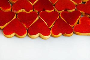 galletas del día de san valentín. galletas en forma de corazón para el día de san valentín. galletas en forma de corazón rojo y rosa. patrón romántico sin costuras con corazones de galletas. foto