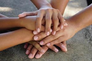 el trabajo en equipo de los cinco altos como equipo, las manos aéreas bendicen al equipo de etiqueta de poder. grupos multiétnicos se unen en la comunidad de voluntarios. concepto de éxito del equipo empresarial de cooperación. foto