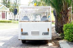 tranvías para transportar turistas en atracciones turísticas en tailandia foto
