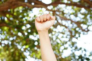 la mano humana sostenía un puño avanzado con confianza. foto