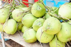 cocos frescos vendidos en el mercado foto