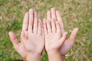 madre e hijo se toman de la mano para recibir algo foto