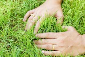 mano humana haciendo el símbolo del corazón en la hierba verde. concepto de amor a la tierra. foto