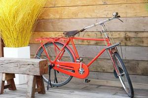 fondo de madera de bicicleta roja para fotografía foto