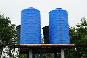 el tanque de agua azul está alto para dejar que el agua baje más. foto