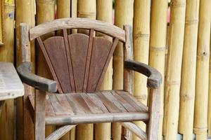 silla de madera vieja en la casa foto