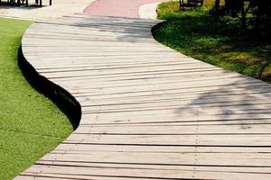 puentes de madera se alinean para formar una pasarela. foto