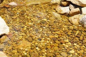 piedras en un arroyo con agua corriente foto