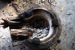 estufa utiliza madera como combustible para cocinar. foto