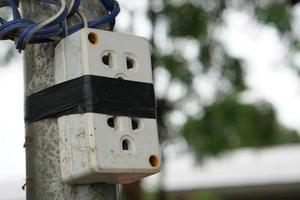 enchufes eléctricos defectuosos que se usaron de manera insegura. foto