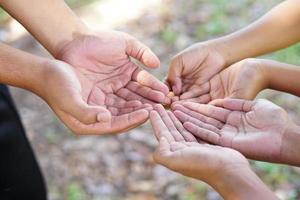 el trabajo en equipo de los cinco altos como equipo, las manos aéreas bendicen al equipo de etiqueta de poder. grupos multiétnicos se unen en la comunidad de voluntarios. concepto de éxito del equipo empresarial de cooperación. foto