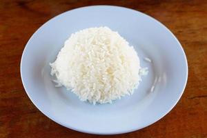 arroz cocido en un plato azul listo para comer foto