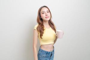 retrato, hermoso, mujer asiática, tenencia, taza de café, o, taza foto