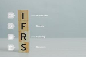 cubos de madera ifrs estándares internacionales de información financiera con espacio de mesa y copia. conceptos financieros comerciales. foto