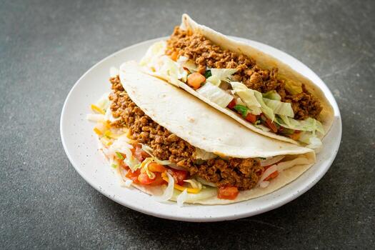tacos mexicanos con pollo picado foto