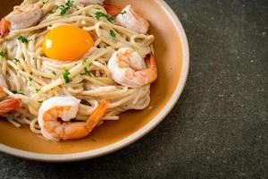 salsa de crema blanca de espagueti con gambas y yema de huevo foto
