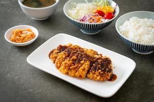 tonkatsu - chuleta de cerdo japonesa frita con arroz foto