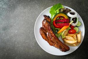 costillas de cerdo a la barbacoa con verduras foto