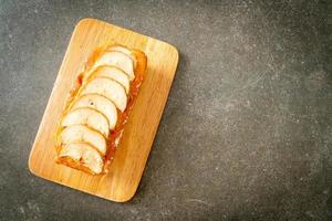 Pan de manzana desmenuzado sobre tablero de madera foto