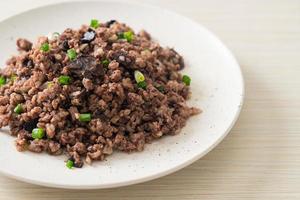 aceitunas chinas salteadas con carne de cerdo picada foto