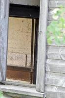 una ventana a un viejo edificio blanco foto