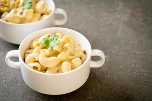 macarrones con queso con hierbas foto