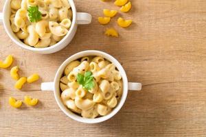 macaroni and cheese with herbs photo