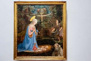 florencia, toscana, italia, 2019. adoración del niño cristo con el joven san juan bautista pintando en la galería de los uffizi foto