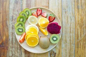 los frutos de la salud amante de la fruta sana y el cuidado de la salud para comer alimentos saludables. a la piel la fruta se coloca en una hermosa mesa, albaricoque de manzana foto