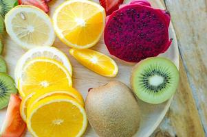 los frutos de la salud amante de la fruta sana y el cuidado de la salud para comer alimentos saludables. a la piel la fruta se coloca en una hermosa mesa, albaricoque de manzana foto